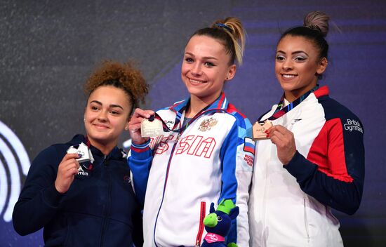 Церемония награждения призеров чемпионата Европы по спортивной гимнастике в Польше