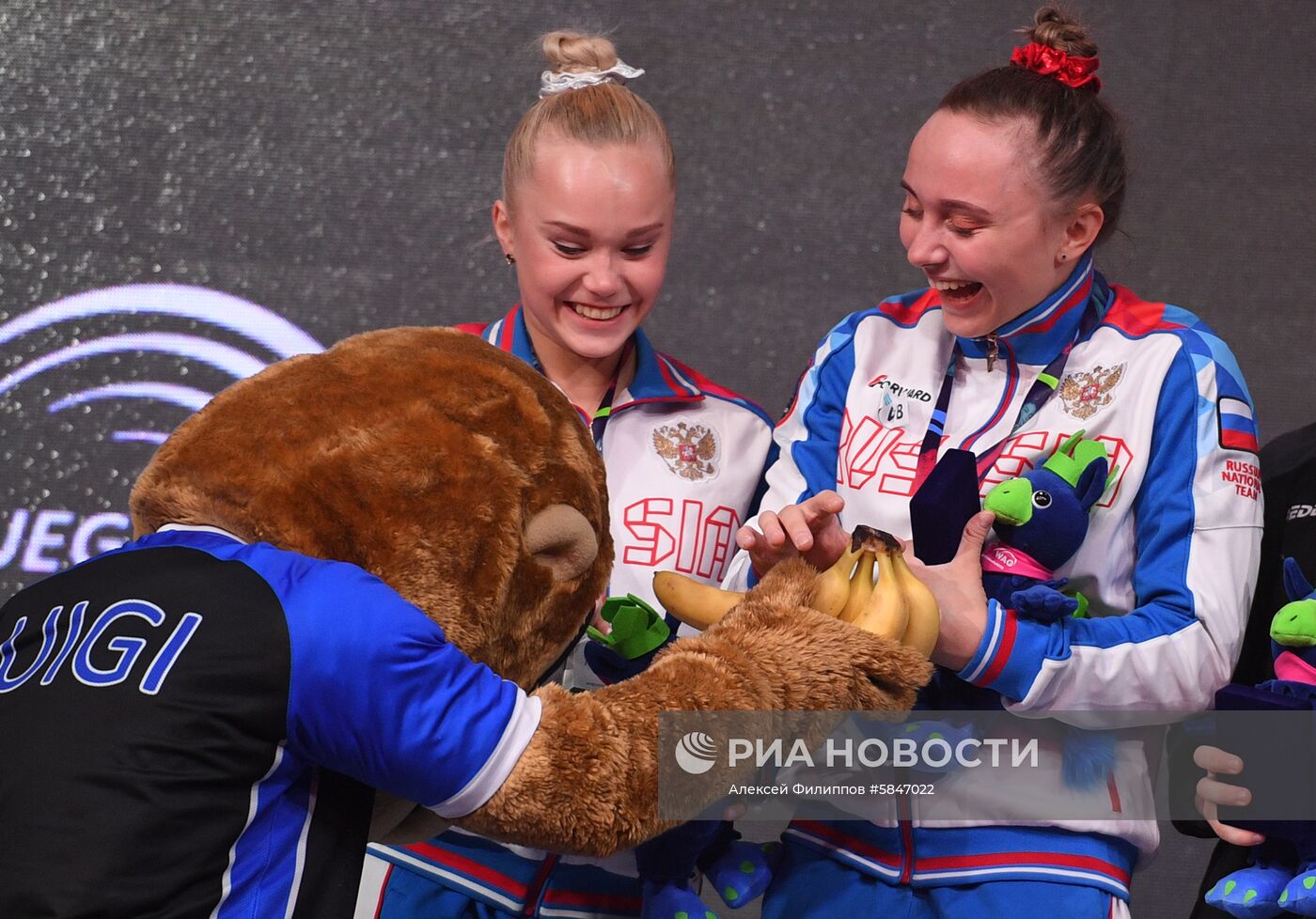Церемония награждения призеров чемпионата Европы по спортивной гимнастике в Польше