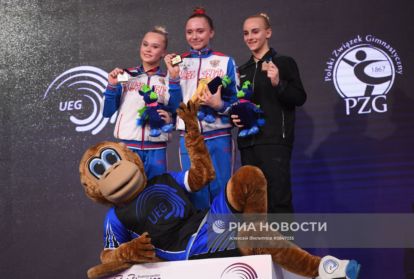 Церемония награждения призеров чемпионата Европы по спортивной гимнастике в Польше