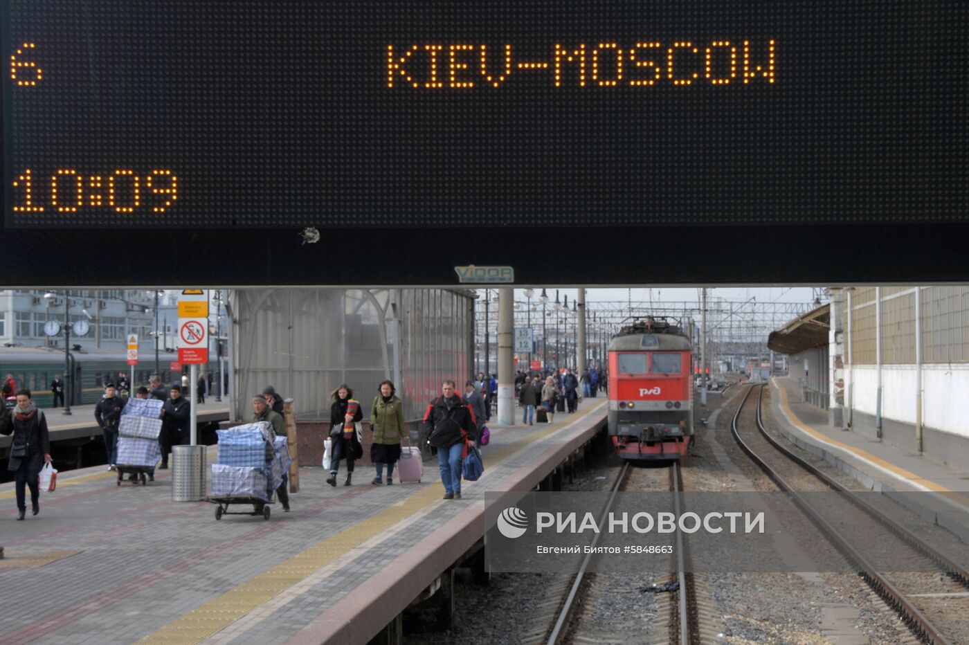 Прибытие поезда "Киев-Москва" на Киевский вокзал