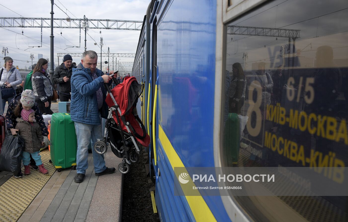 Прибытие поезда "Киев-Москва" на Киевский вокзал