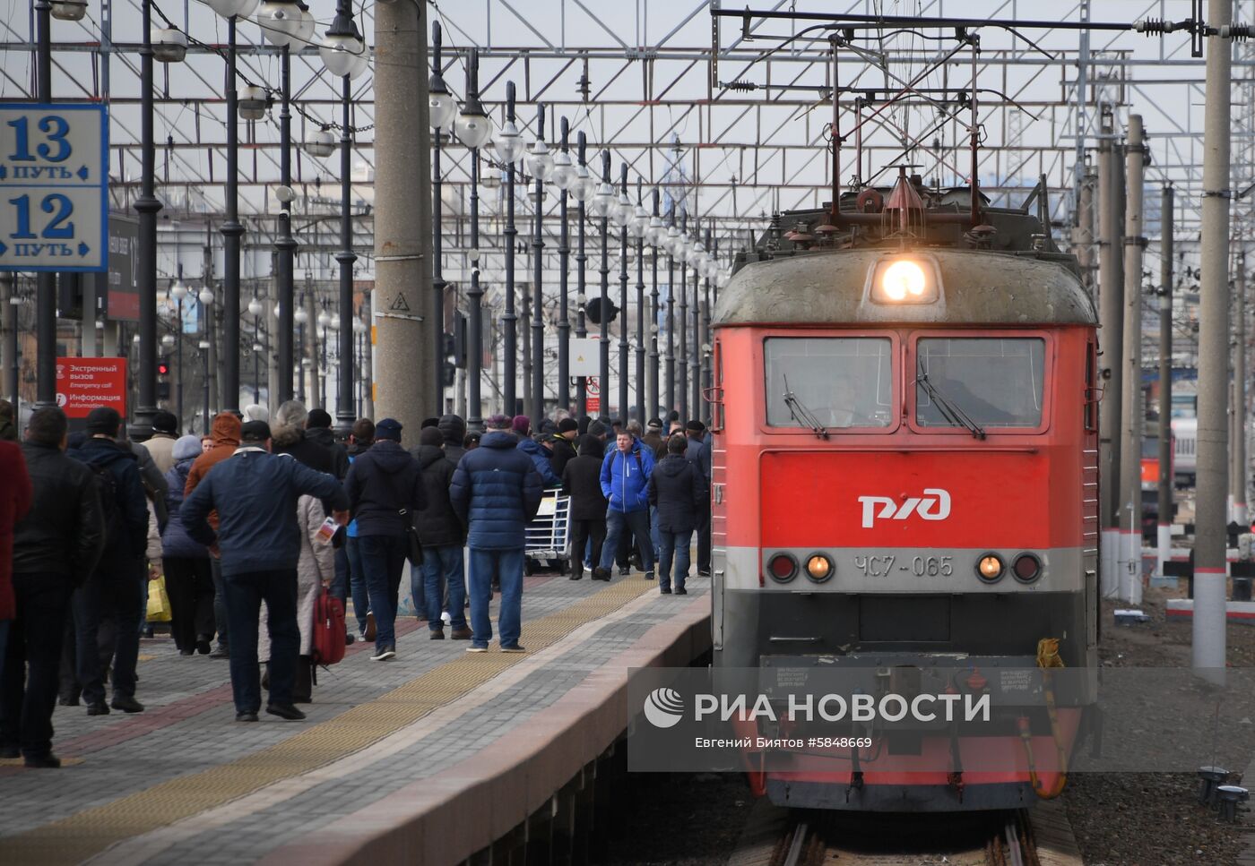 Электричка киевский вокзал алабино. Киевский вокзал поезда. Киев Москва РЖД. Отменяются поезда в чур.