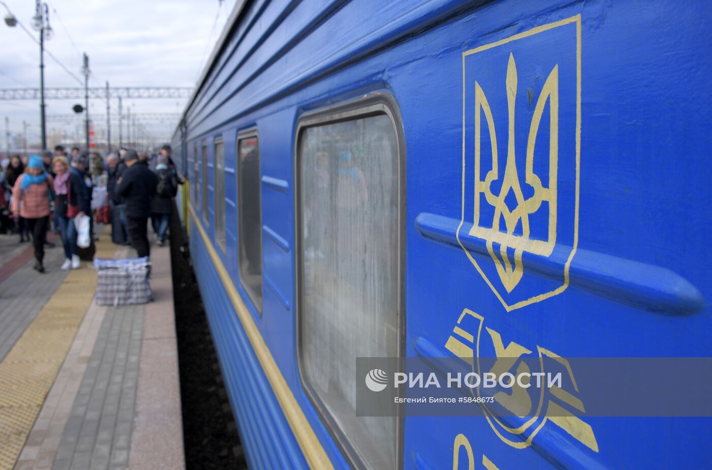 Прибытие поезда "Киев-Москва" на Киевский вокзал
