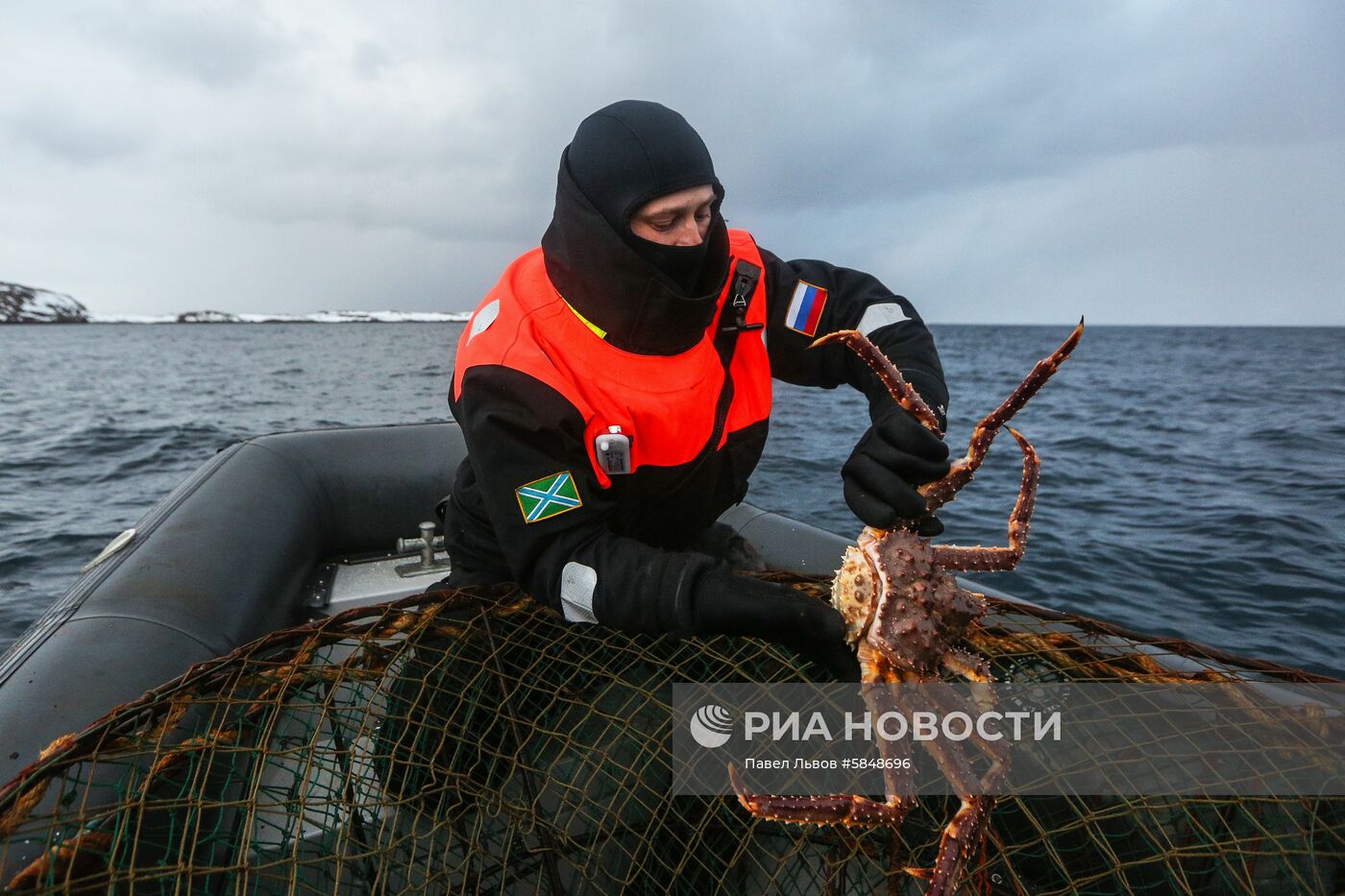Рейд пограничного управления ФСБ России по поиску браконьеров в Баренцевом море
