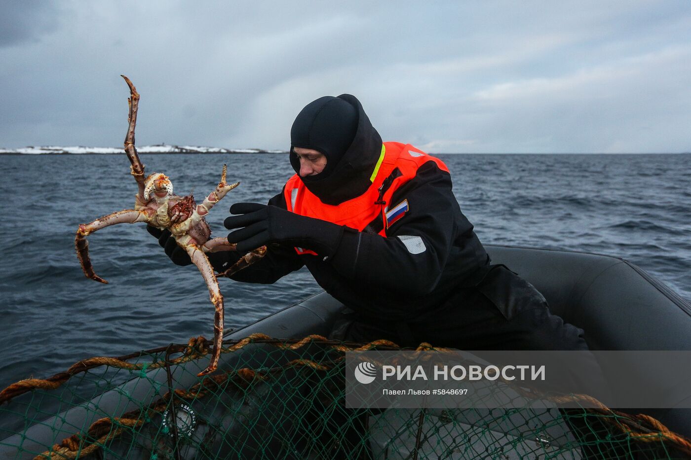 Рейд пограничного управления ФСБ России по поиску браконьеров в Баренцевом море
