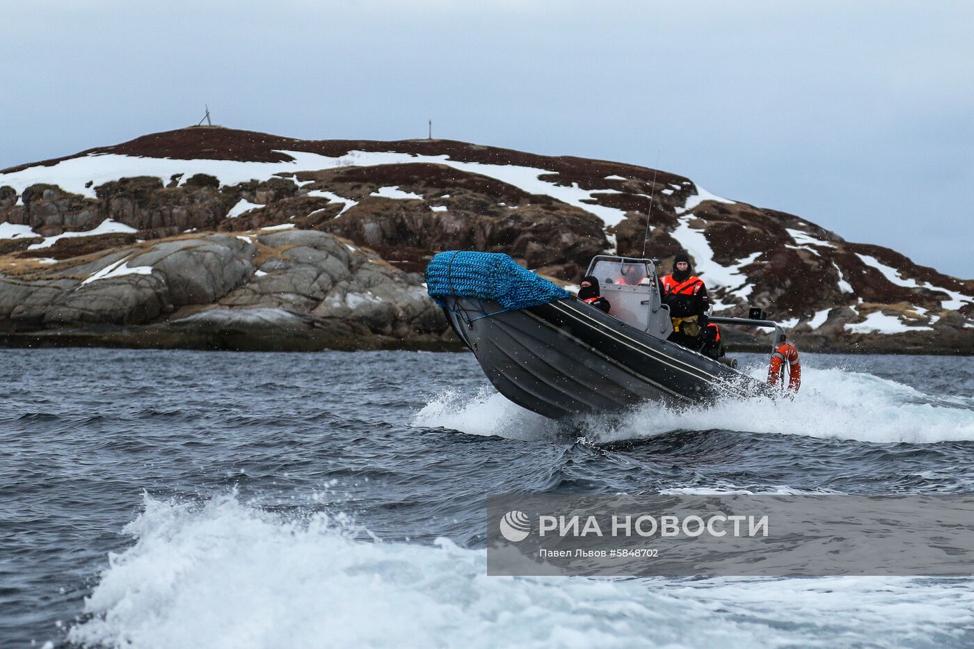 Рейд пограничного управления ФСБ России по поиску браконьеров в Баренцевом море