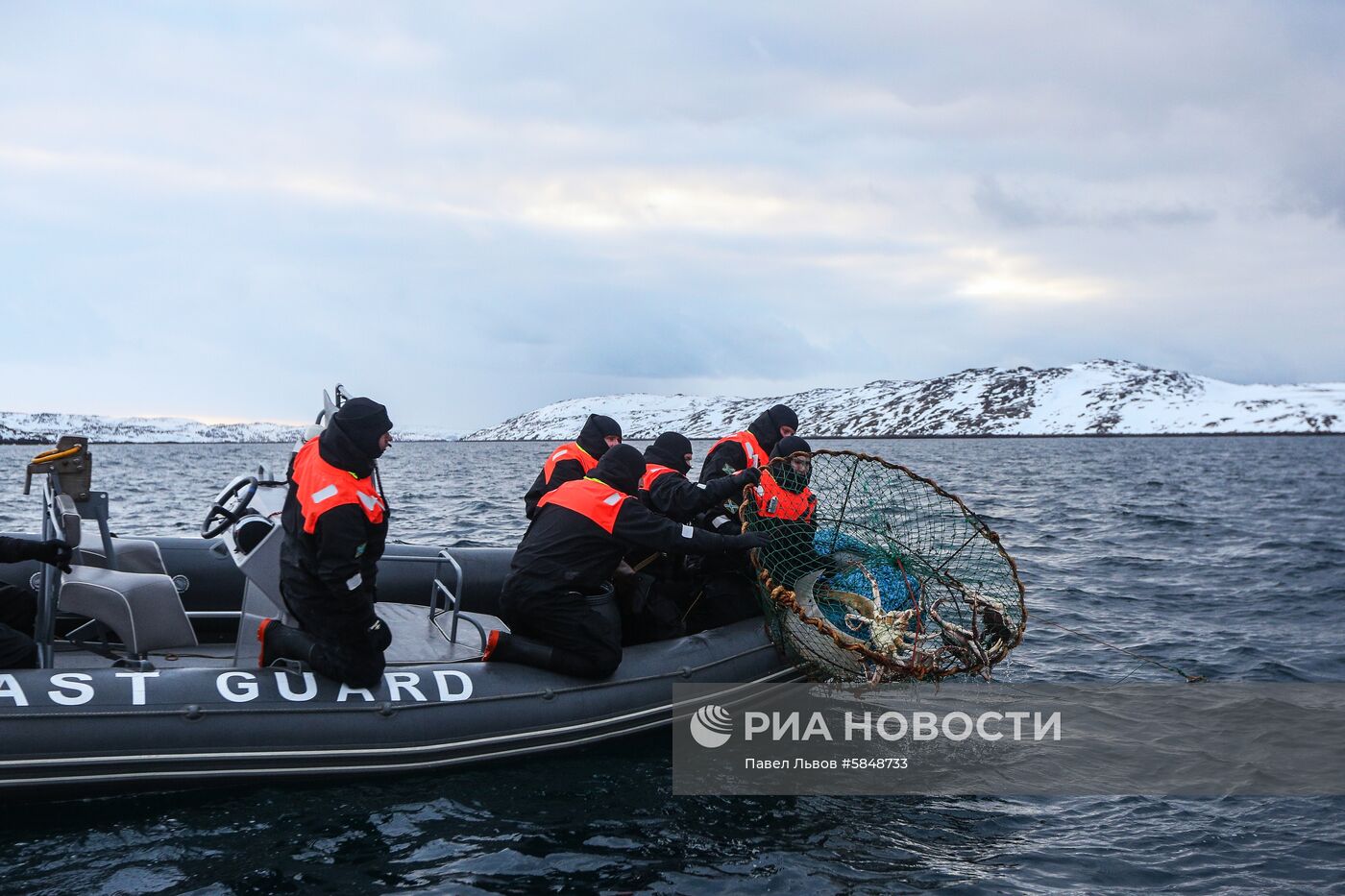 Рейд пограничного управления ФСБ России по поиску браконьеров в Баренцевом море