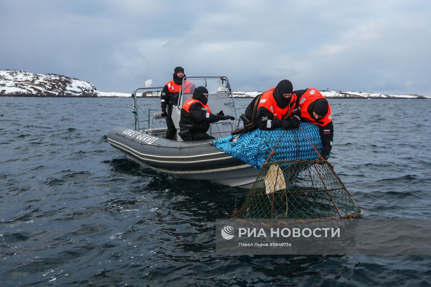 Рейд пограничного управления ФСБ России по поиску браконьеров в Баренцевом море