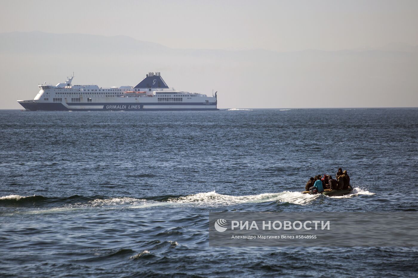 Судно с нелегальными мигрантами было задержано при попытке пересечь Альборанское море