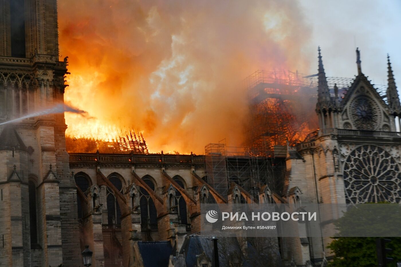 Пожар в соборе Парижской Богоматери