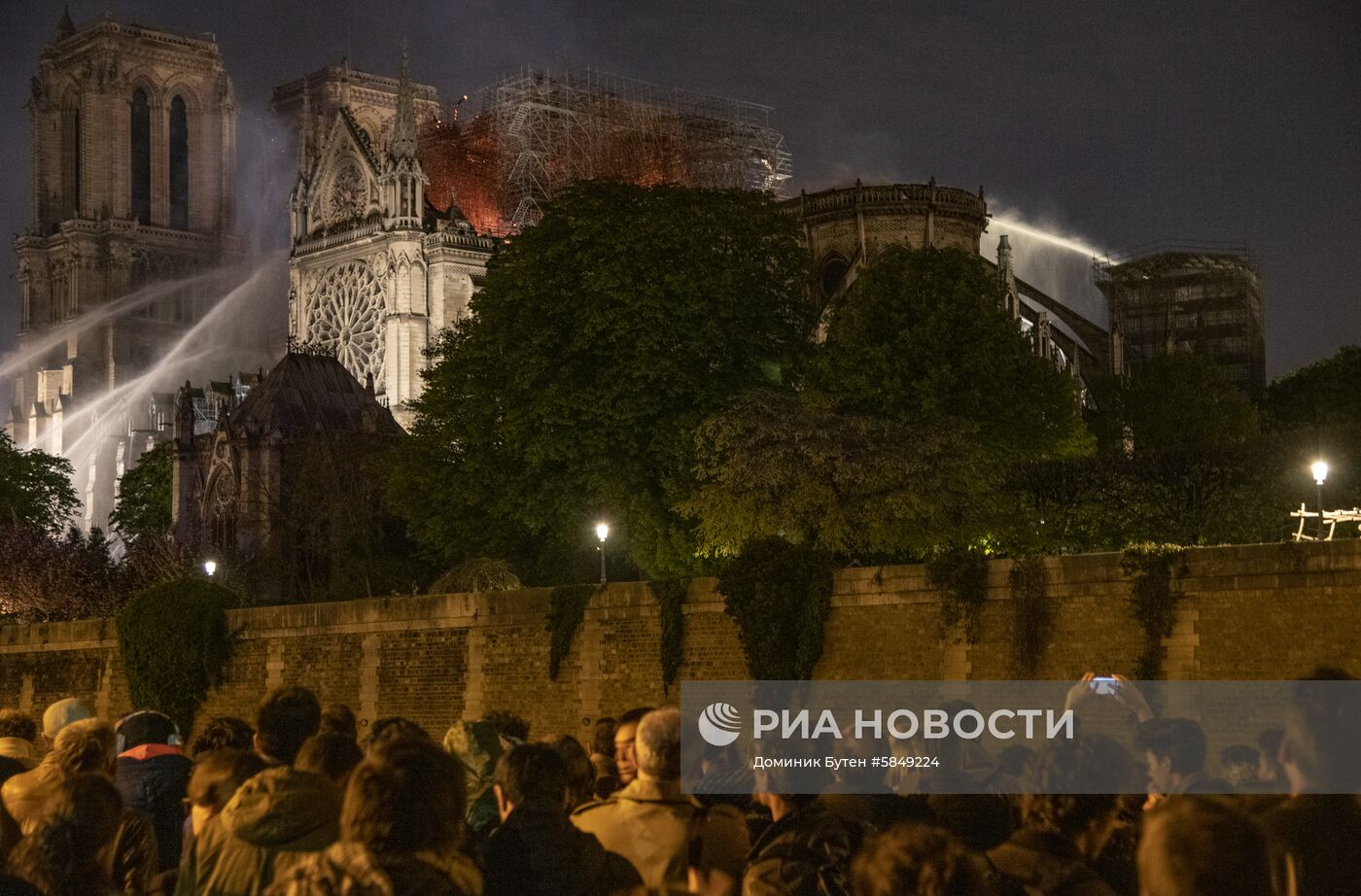 Пожар в соборе Парижской Богоматери