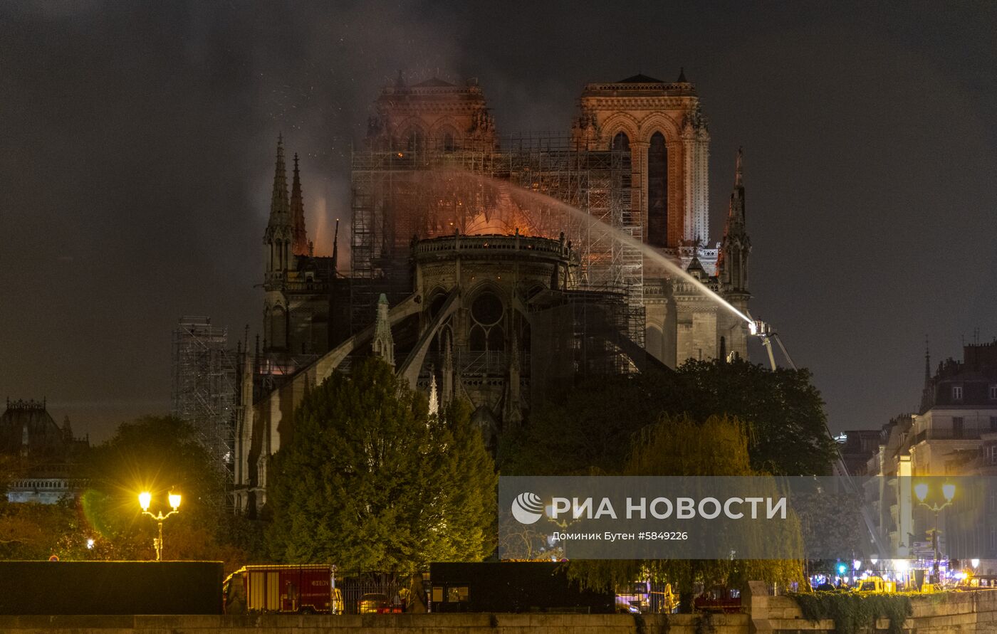 Пожар в соборе Парижской Богоматери