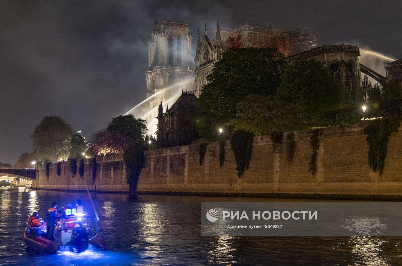 Пожар в соборе Парижской Богоматери