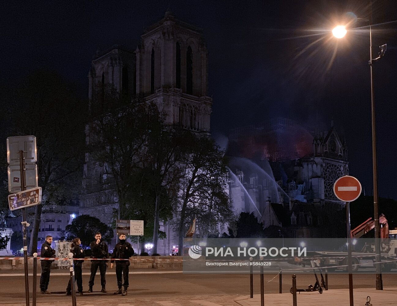 Пожар в соборе Парижской Богоматери