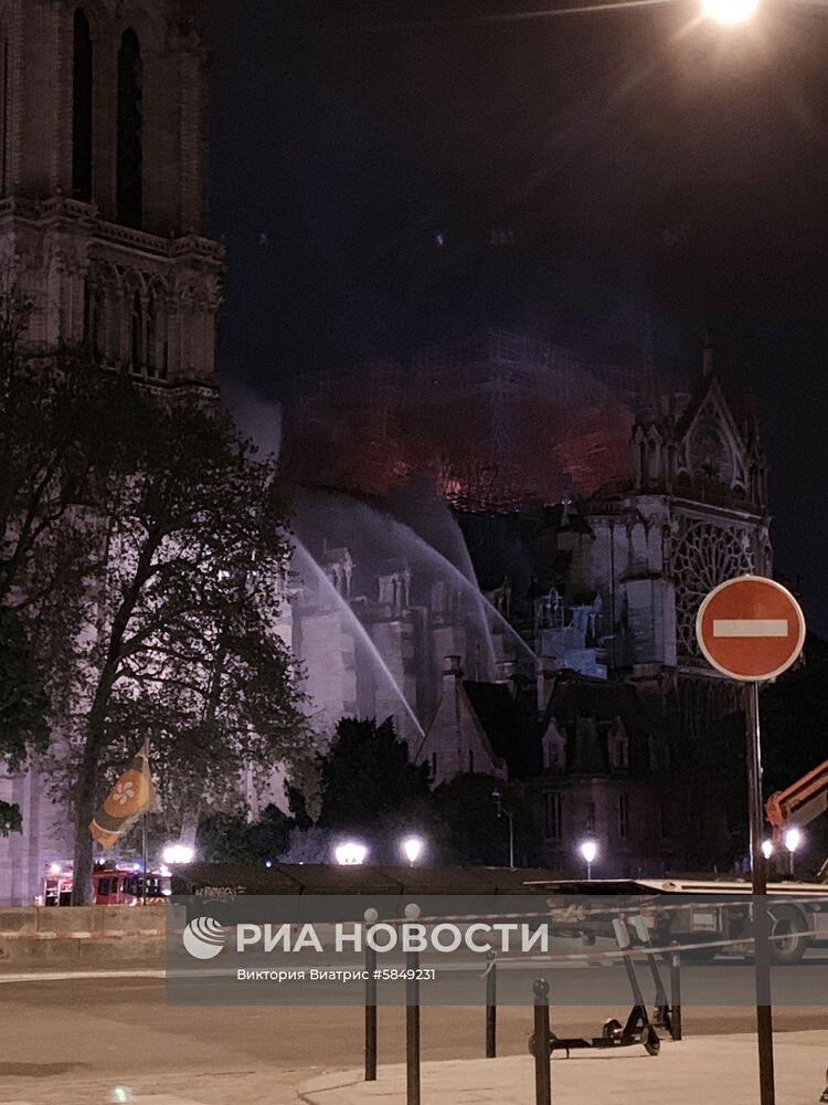 Пожар в соборе Парижской Богоматери