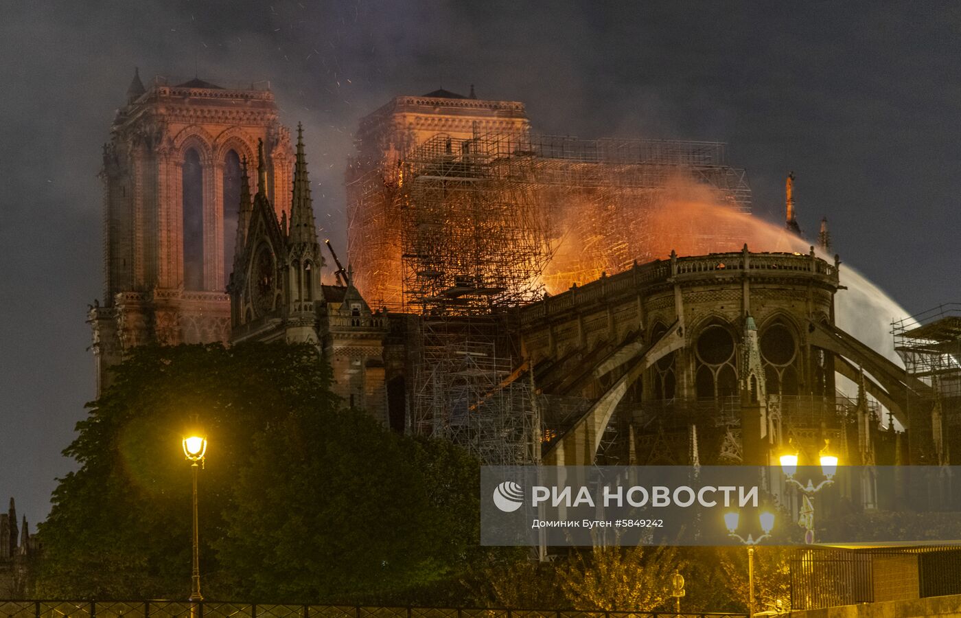 Пожар в соборе Парижской Богоматери