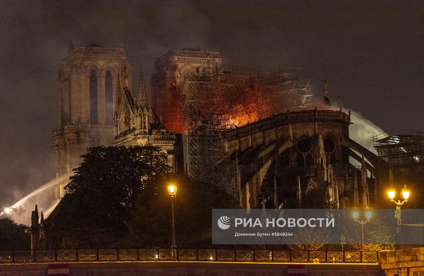 Пожар в соборе Парижской Богоматери