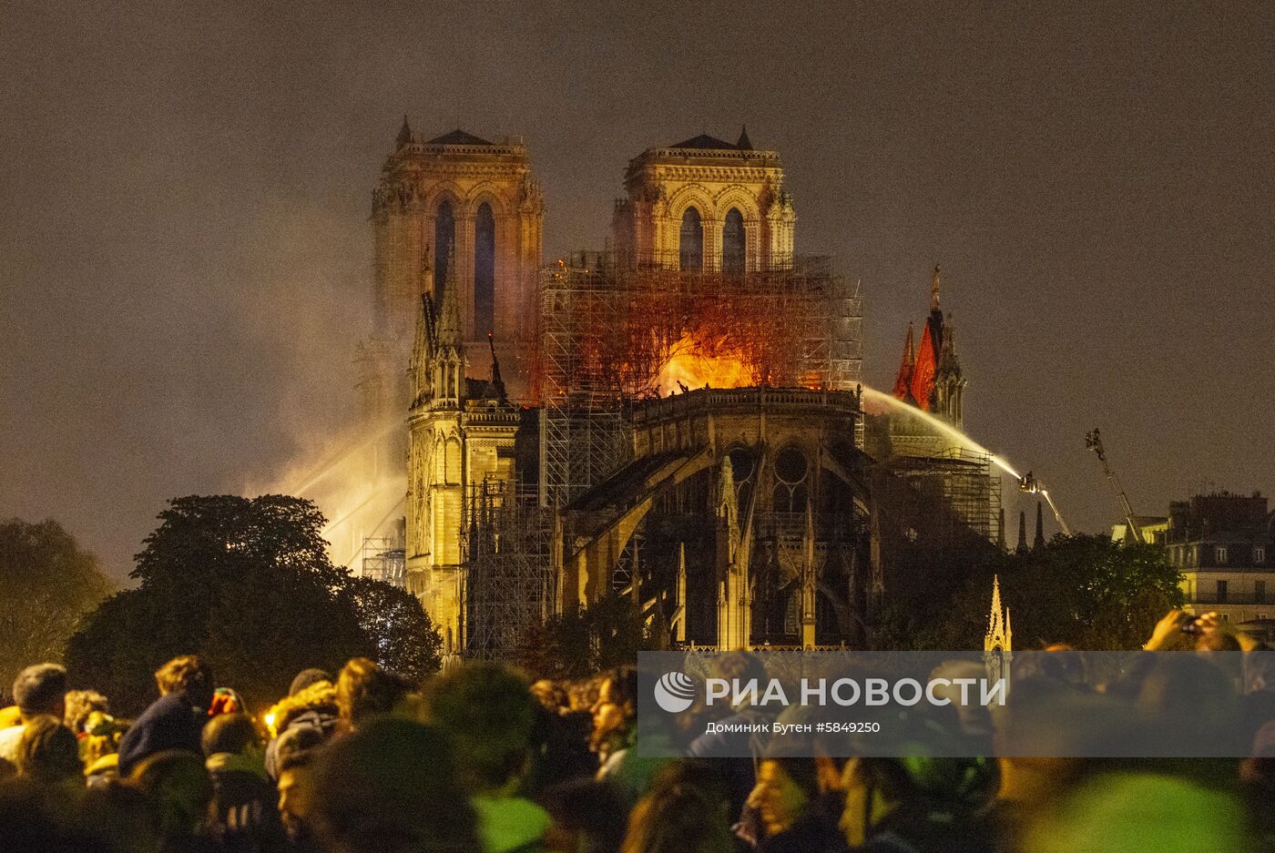 Пожар в соборе Парижской Богоматери