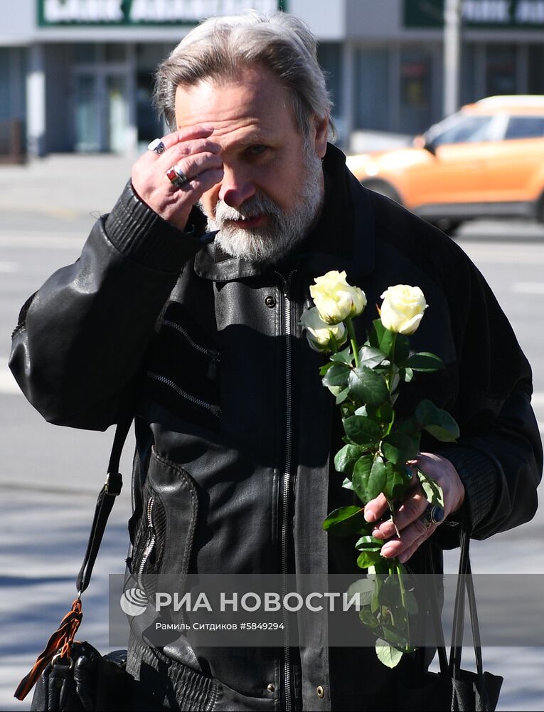 Цветы у посольства Франции в Москве