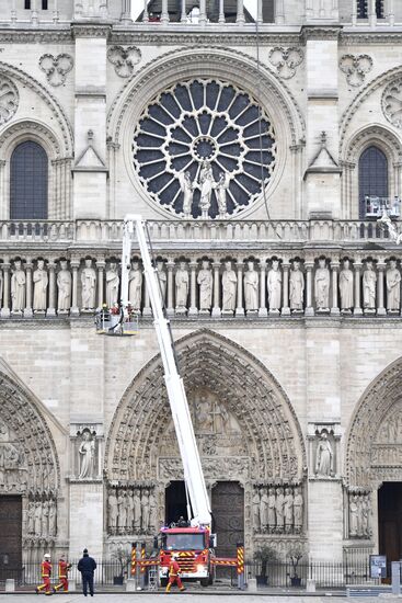 Последствия пожара в соборе Парижской Богоматери