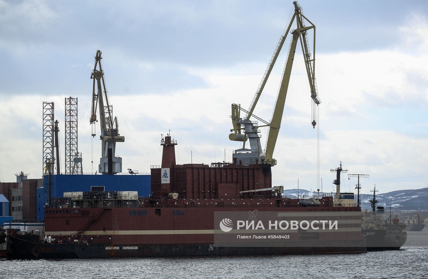 Плавучая атомная теплоэлектростанция (ПАТЭС) "Академик Ломоносов" на базе Росатомфлота в Кольском заливе
