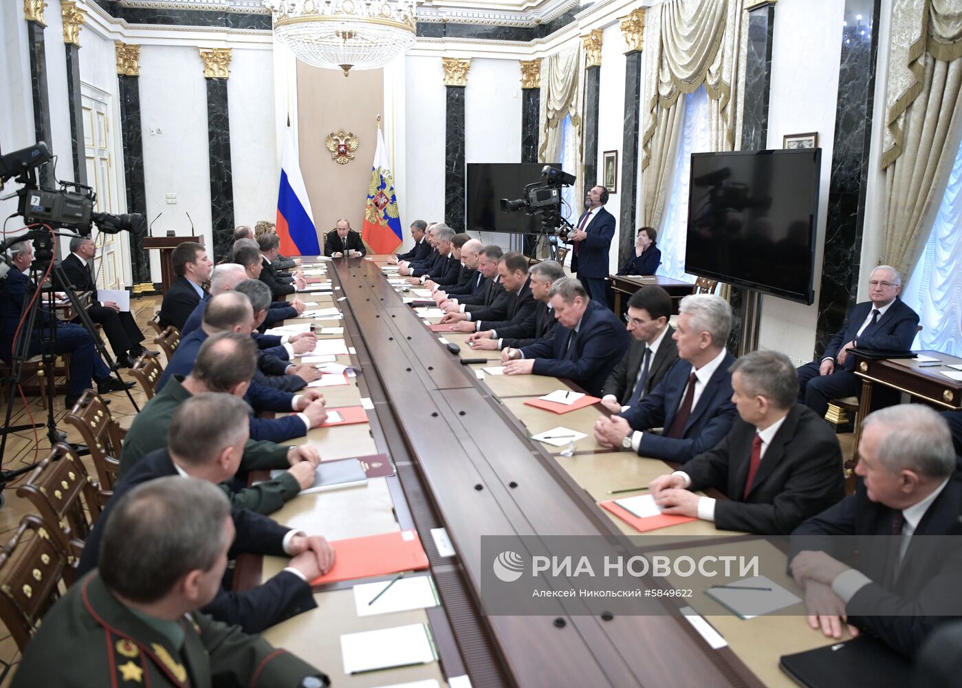 Президент РФ В. Путин провел расширенное заседание Совбеза РФ