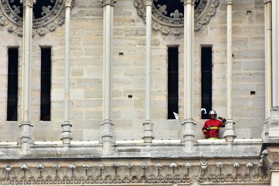 Последствия пожара в соборе Парижской Богоматери