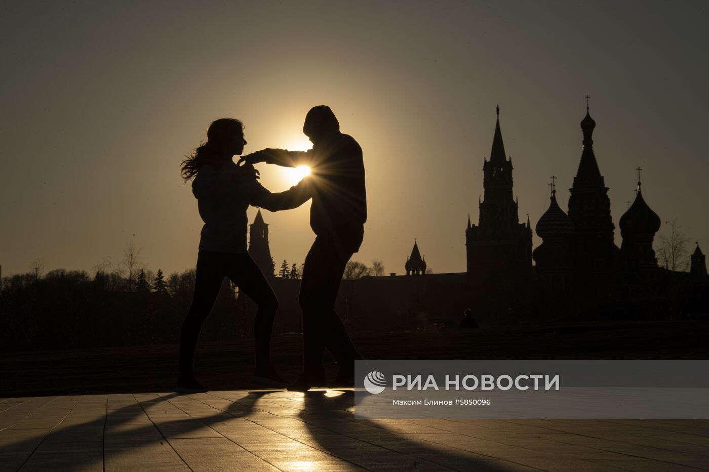 Молодые люди танцуют в парке "Зарядье" в Москве