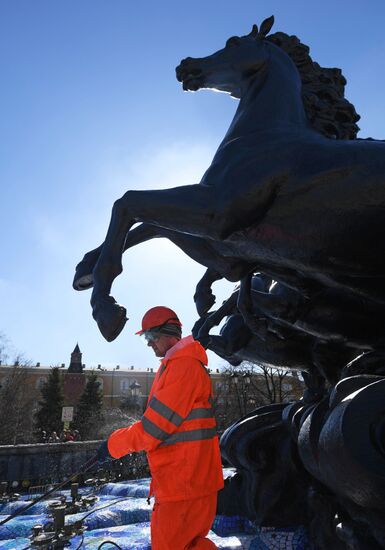 Мойка фонтана "Времена года" на Манежной площади