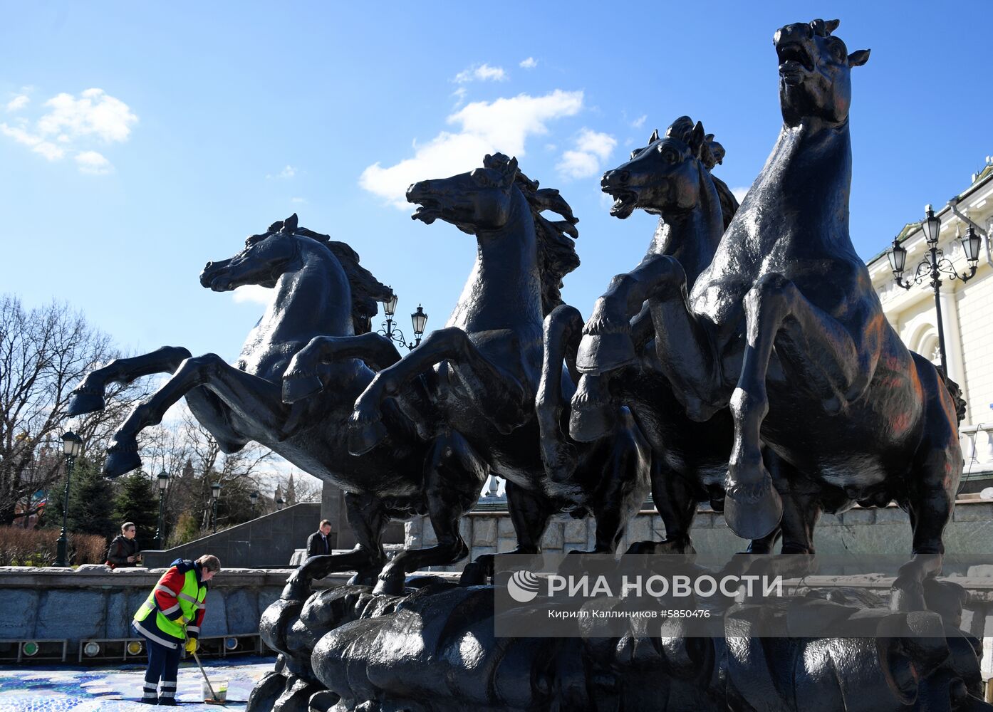 Мойка фонтана "Времена года" на Манежной площади