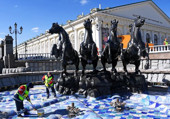 Мойка фонтана "Времена года" на Манежной площади