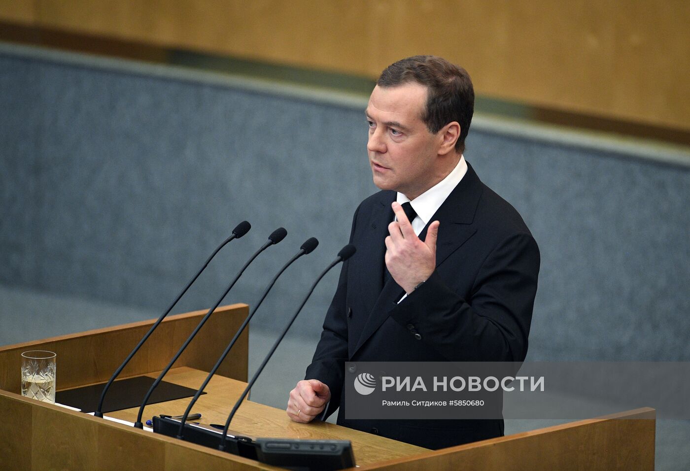 Премьер-министр РФ Д. Медведев выступил в Государственной Думе РФ