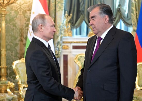 Президент РФ В. Путин встретился с президентом Таджикистана Э. Рахмон