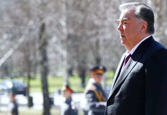 Президент Таджикистана Э. Рахмон возложил цветы к Могиле Неизвестного Солдата в Москве