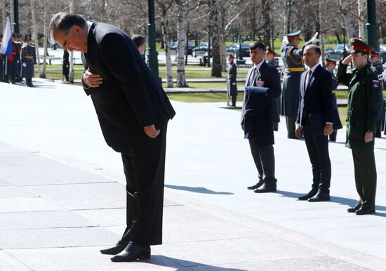 Президент Таджикистана Э. Рахмон возложил цветы к Могиле Неизвестного Солдата в Москве