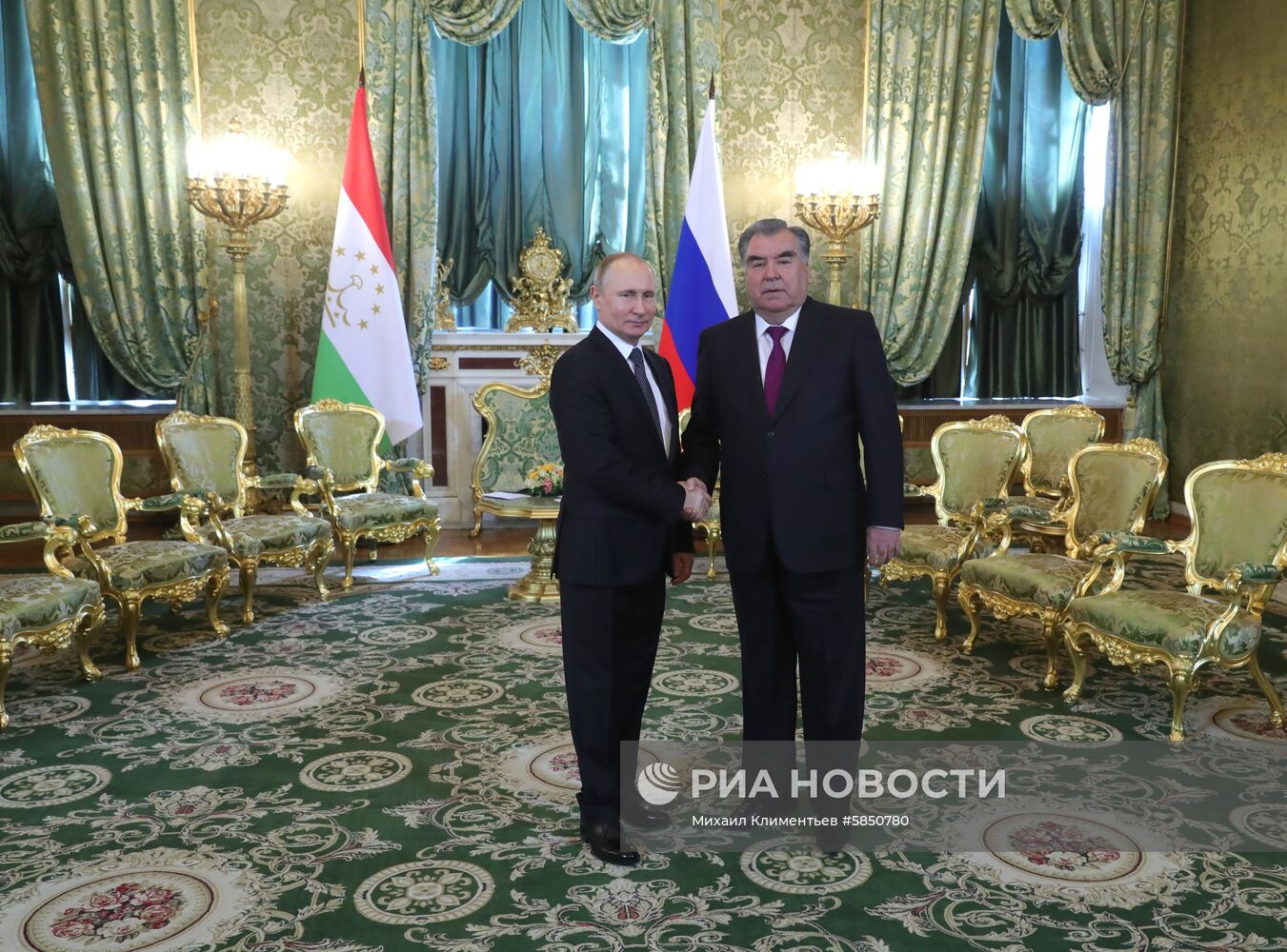 Президент РФ В. Путин встретился с президентом Таджикистана Э. Рахмон