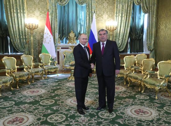 Президент РФ В. Путин встретился с президентом Таджикистана Э. Рахмон