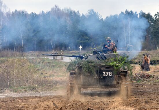Военные учения на полигоне Яворовский во Львовской области