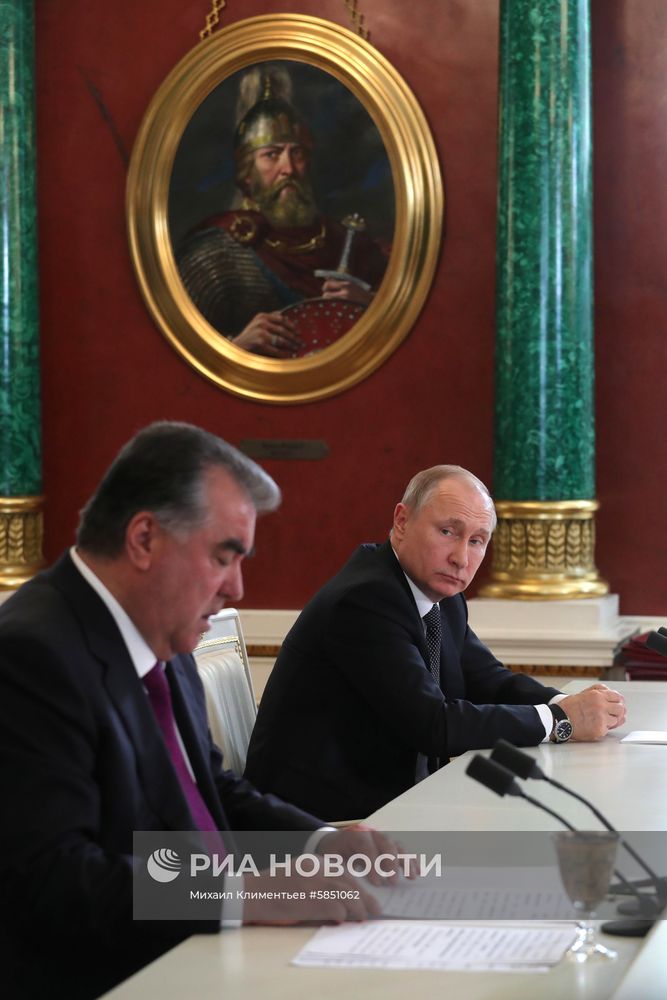 Президент РФ В. Путин встретился с президентом Таджикистана Э. Рахмоном