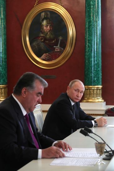 Президент РФ В. Путин встретился с президентом Таджикистана Э. Рахмоном