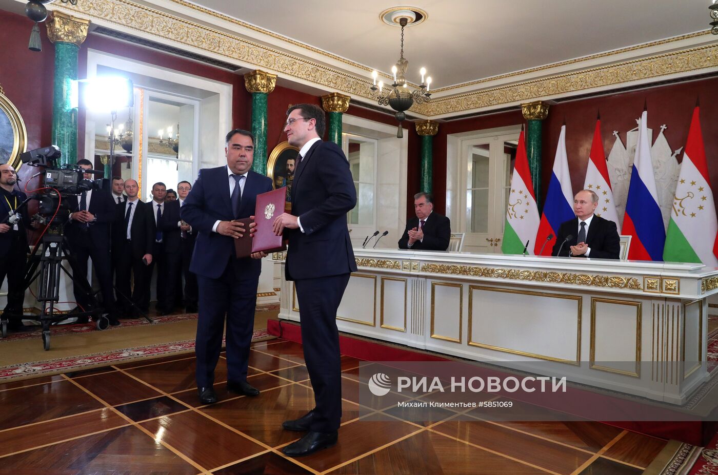 Президент РФ В. Путин встретился с президентом Таджикистана Э. Рахмоном