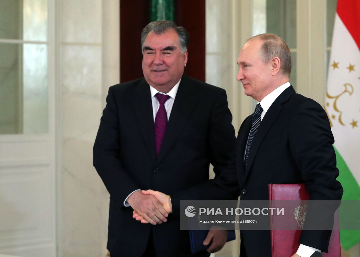 Президент РФ В. Путин встретился с президентом Таджикистана Э. Рахмоном