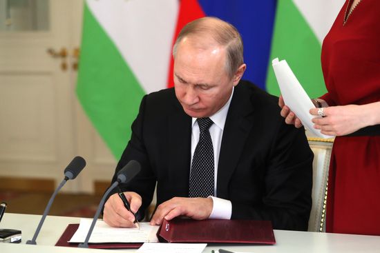 Президент РФ В. Путин встретился с президентом Таджикистана Э. Рахмоном
