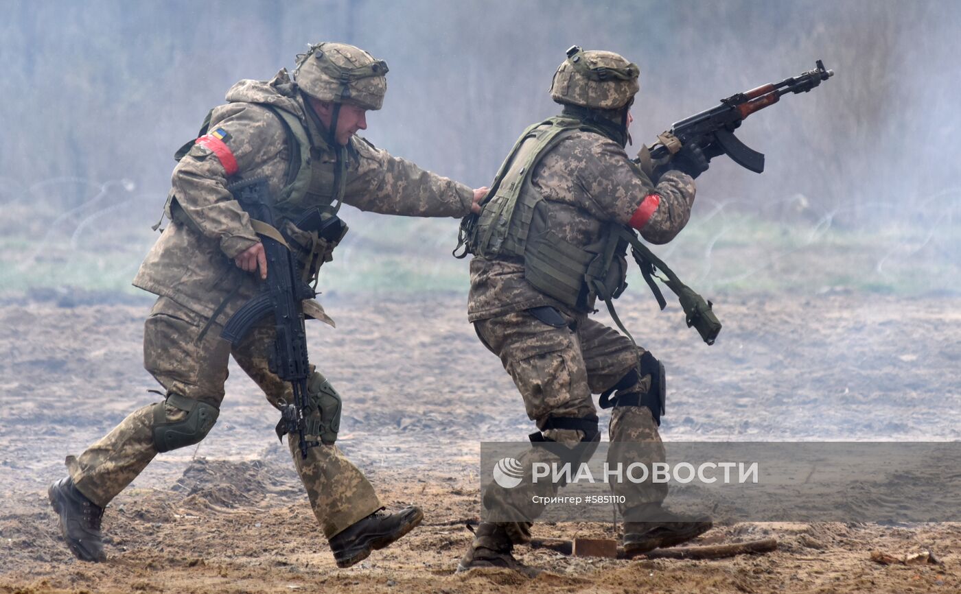 Военные учения на полигоне Яворовский во Львовской области