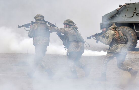 Военные учения на полигоне Яворовский во Львовской области