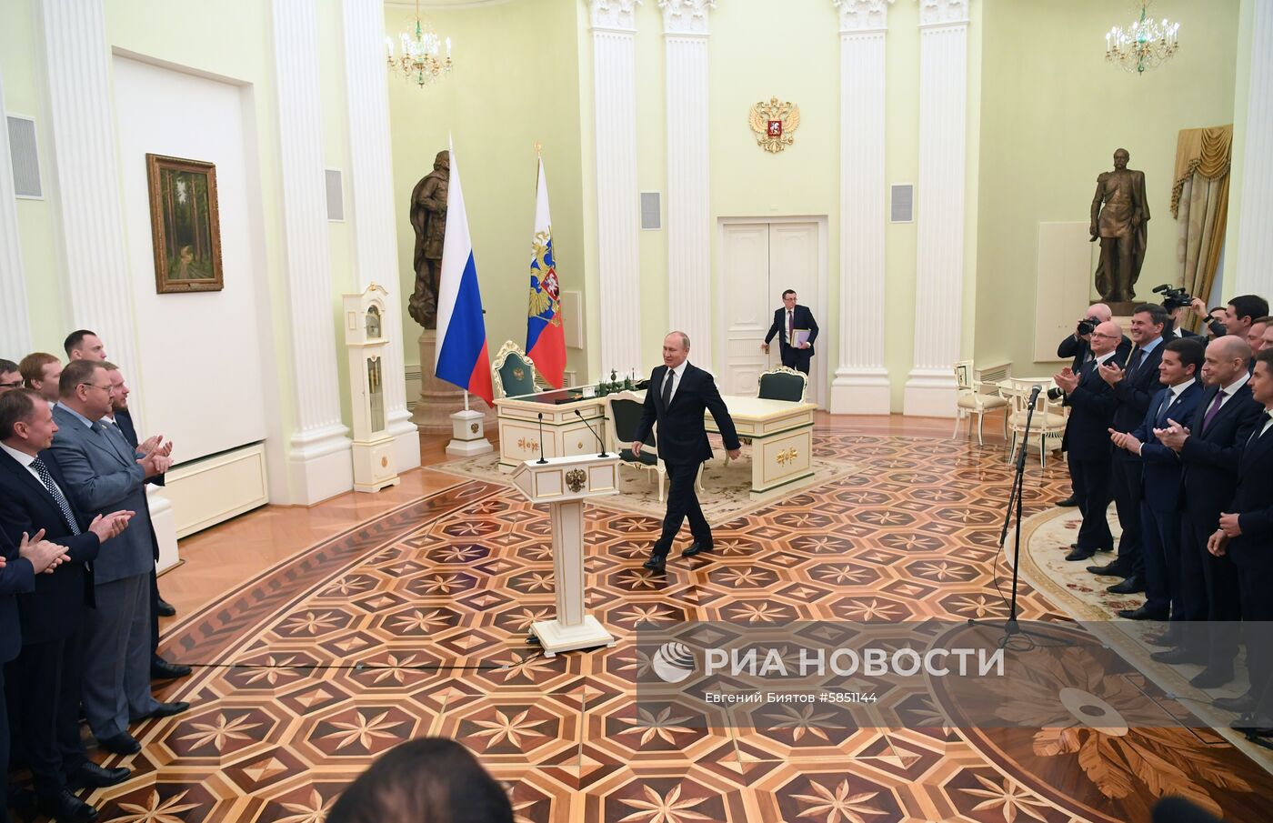 Президент РФ В. Путин встретился с выпускниками второго потока программы развития управленческого кадрового резерва