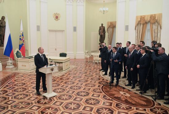 Президент РФ В. Путин встретился с выпускниками второго потока программы развития управленческого кадрового резерва