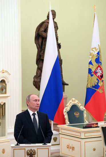 Президент РФ В. Путин встретился с выпускниками второго потока программы развития управленческого кадрового резерва