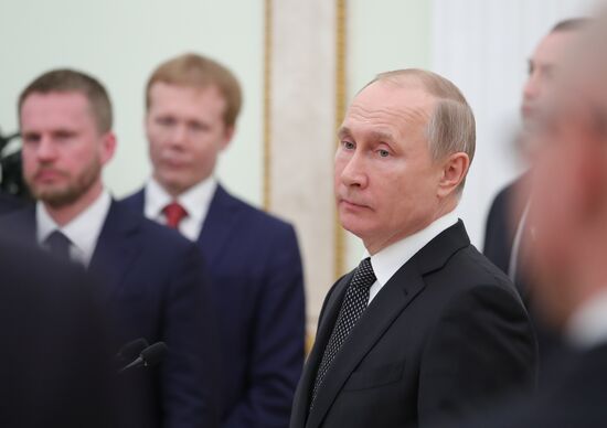 Президент РФ В. Путин встретился с выпускниками второго потока программы развития управленческого кадрового резерва