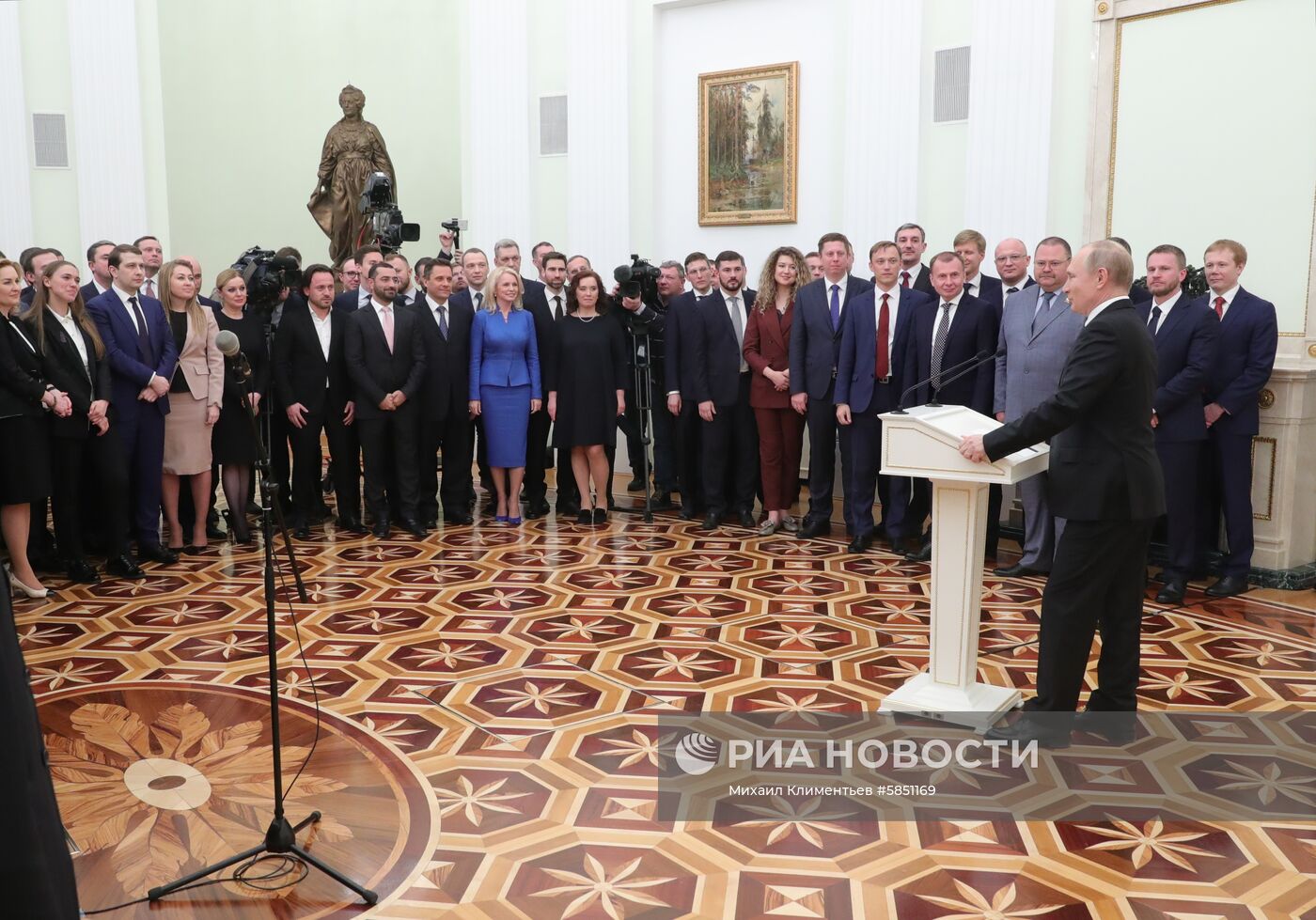 Президент РФ В. Путин встретился с выпускниками второго потока программы развития управленческого кадрового резерва